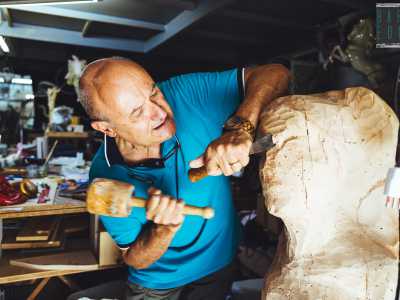 Tutti attrezzi con i quali segue le linee del legno creando pian piano un volto femminile